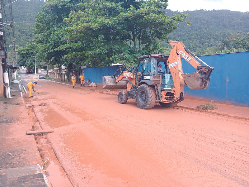 Chuvas provocam alagamentos em Angra