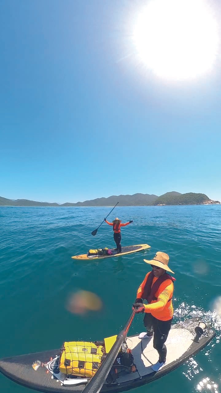 Casal de angrenses completa volta à Ilha Grande de stand up paddle