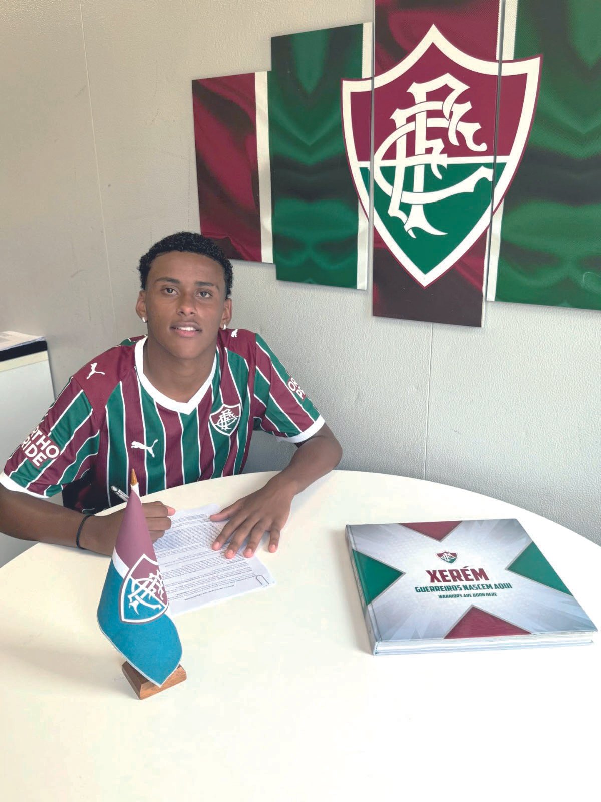 Jeffinho assina com o Fluminense
