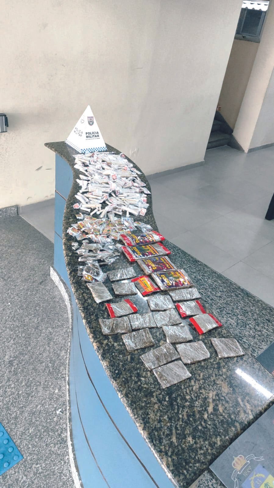 Menor é preso cheio de drogas no Bracuí