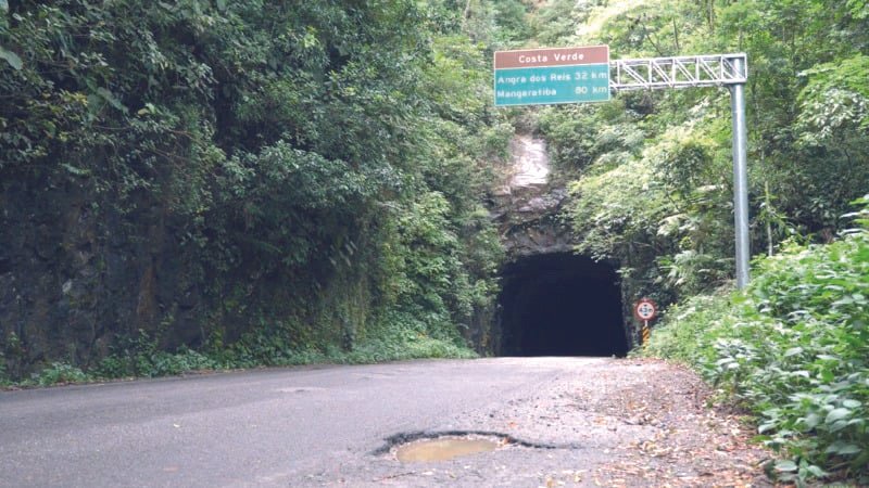 RJ-155: elo estratégico entre a Dutra e a  Rio-Santos expõe motoristas a risco diário