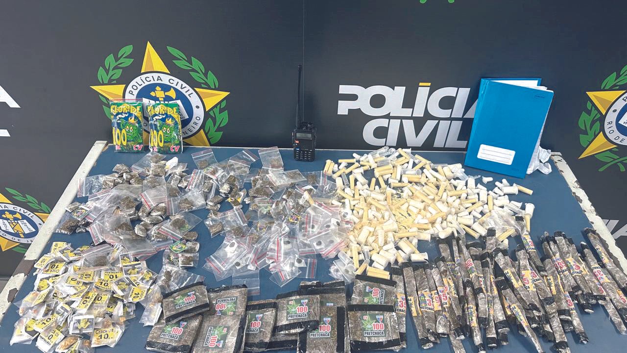 Pulou da laje para fugir da polícia e acabou em cana com a perna quebrada