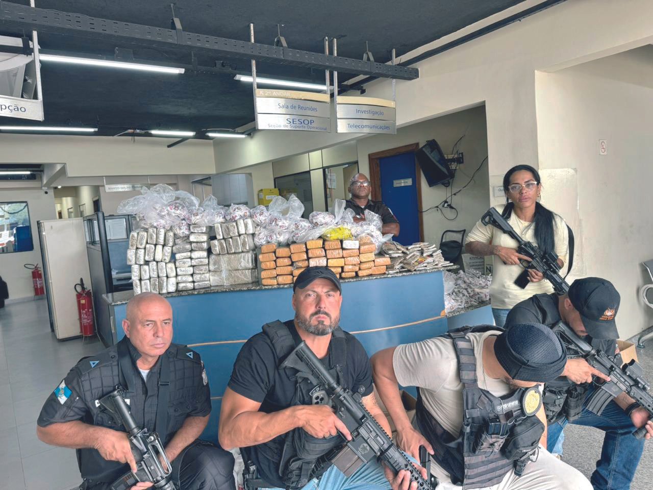 PM “estoura” paiol do CV e apreende cerca de 100 kg de maconha entre outras drogas no Bracuí