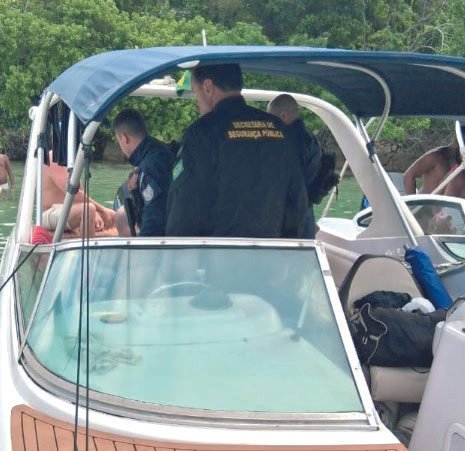 Militares são presos após disparos de arma de fogo durante passeio de lancha em Angra