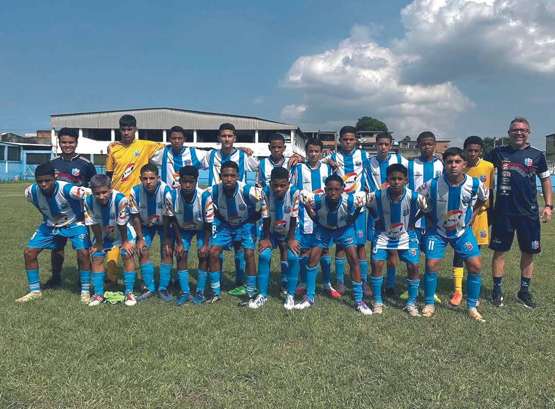 Garotada do Angra Esporte Clube entra em campo pelo Metropolitano de Futebol do Rio
