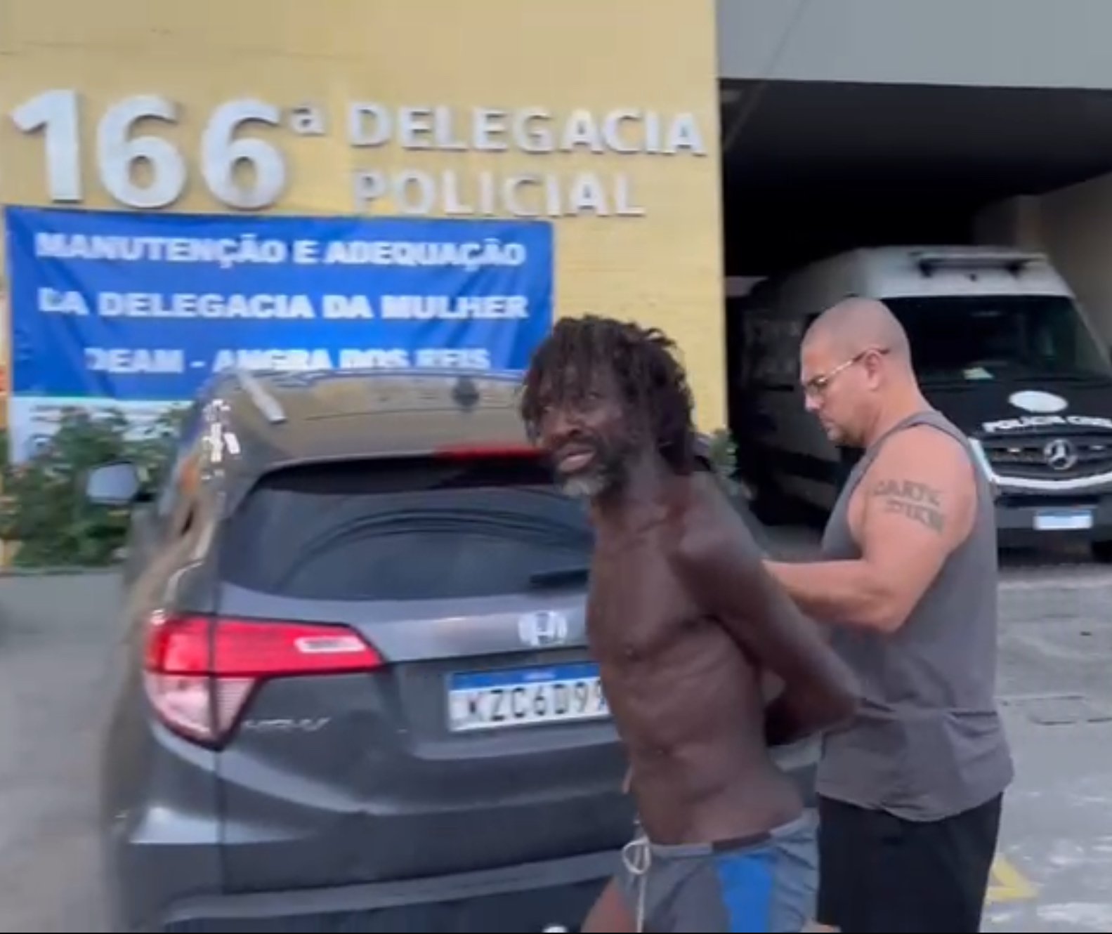 Polícia flagra delivery do tráfico em praia de Angra e prende traficante