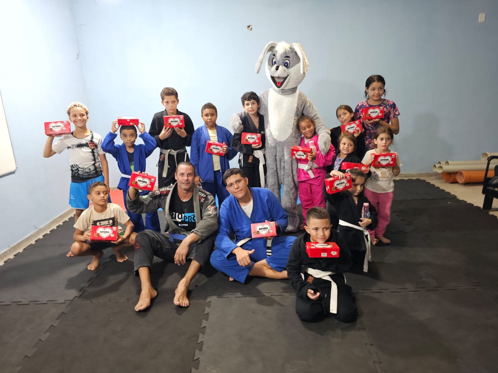 Crianças do projeto de Jiu-Jitsu Panda  recebem o Coelhinho da Páscoa na Sapinhatuba 2