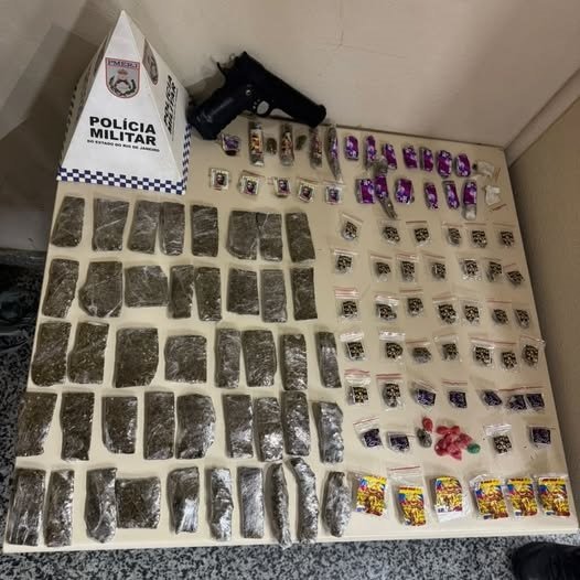 PM apreende mais de 2 kg de drogas e simulacro de pistola em Paraty