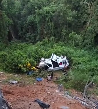 Van da Prefeitura de Angra com pacientes em tratamento fora do domicílio cai em ribanceira na RJ-155