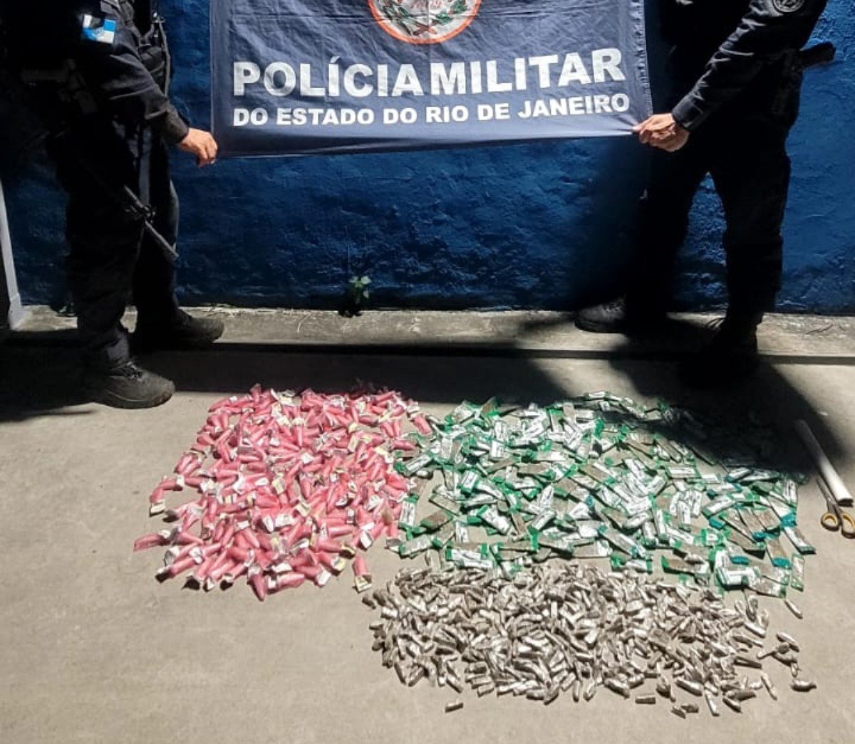 Polícia Militar apreende mais de 700 tiras de maconha e 192 cápsulas de cocaína