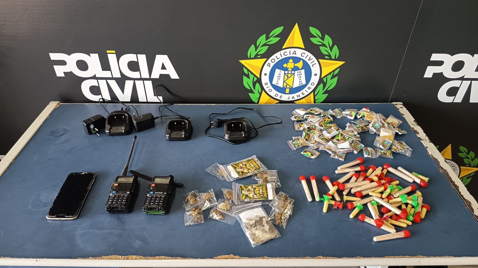 Operação no Morro do Santo Antônio mostra que  CV marca seu território pichando muros  com a “sigla” da organização