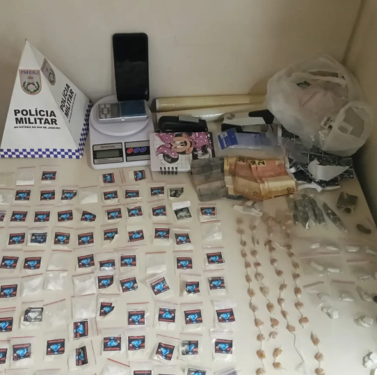 P2  prende um  e apreende  drogas no valor de cerca de R$ 4.500 em Paraty