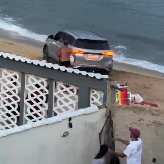 Carros com som automotivo na praia levam perigo à banhista em Garatucaia