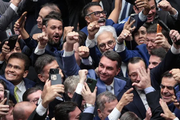 Congresso derruba veto de Lula e abre caminho para redução da pena de Bolsonaro