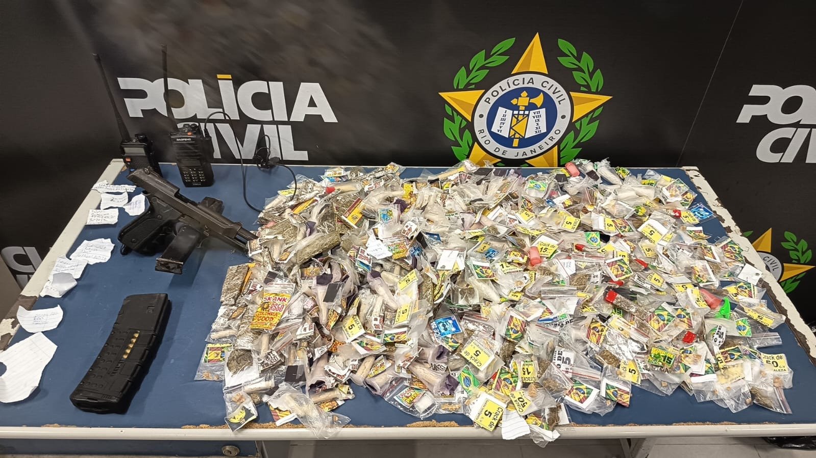 Mega operação da Polícia Civil fecha bocas de fumo e prende 5