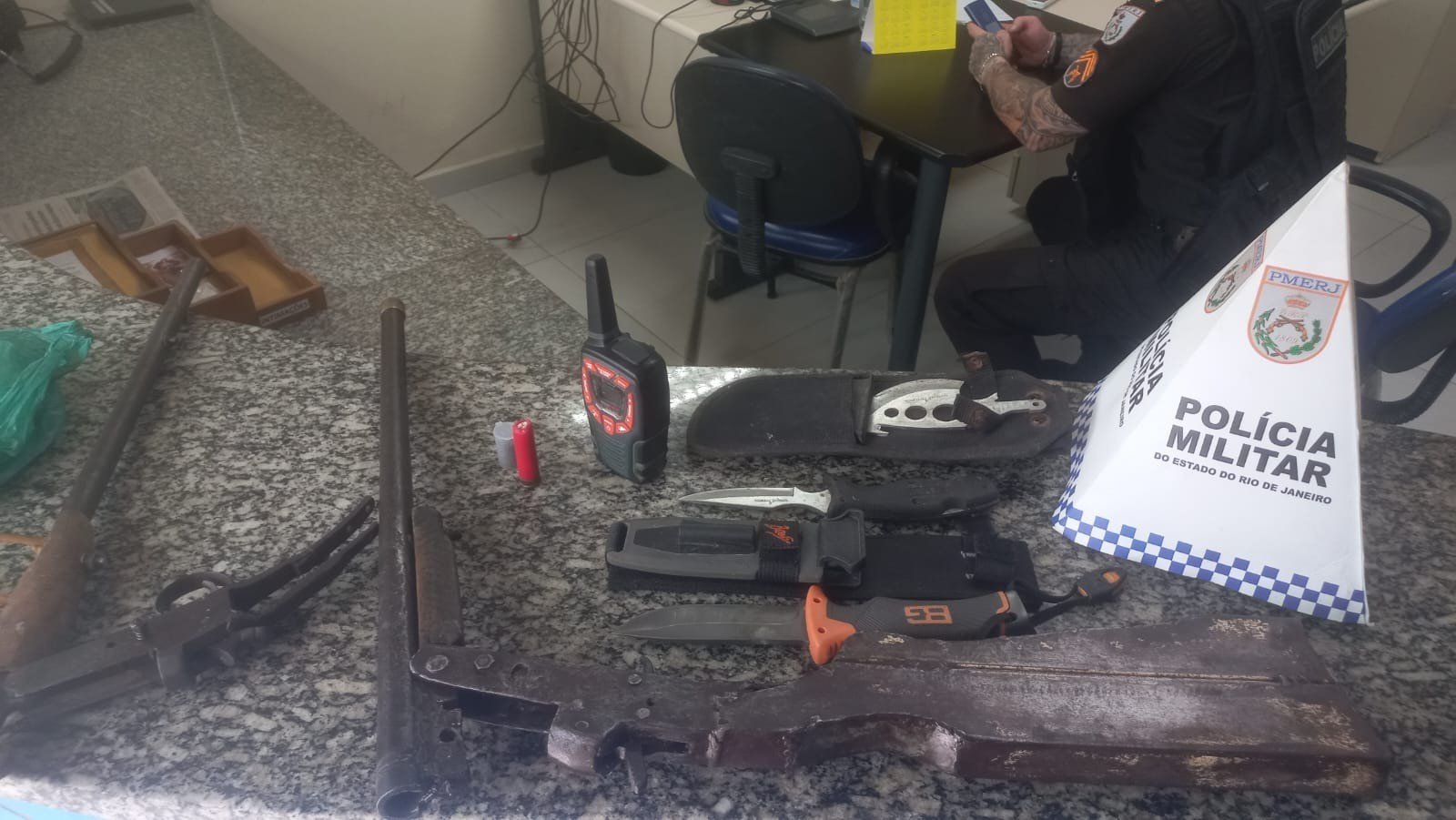 Homem é preso em Rio Claro após ameaçar mulheres e PM encontra arsenal em residência