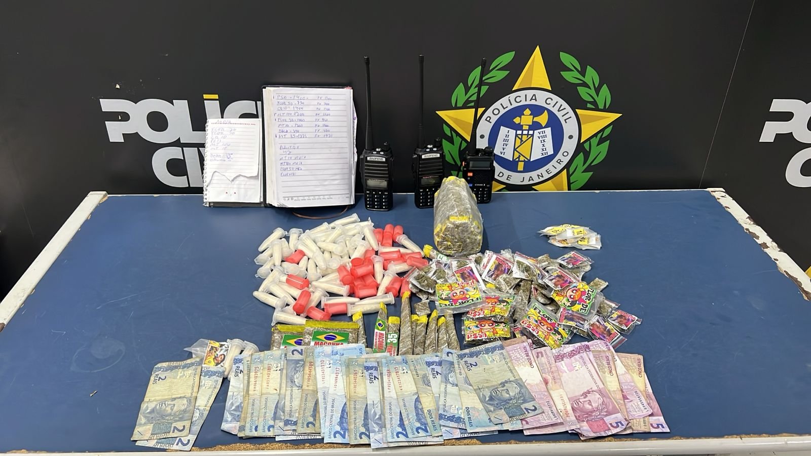 Polícia Civil prende 3 “trabalhando” no tráfico em Angra