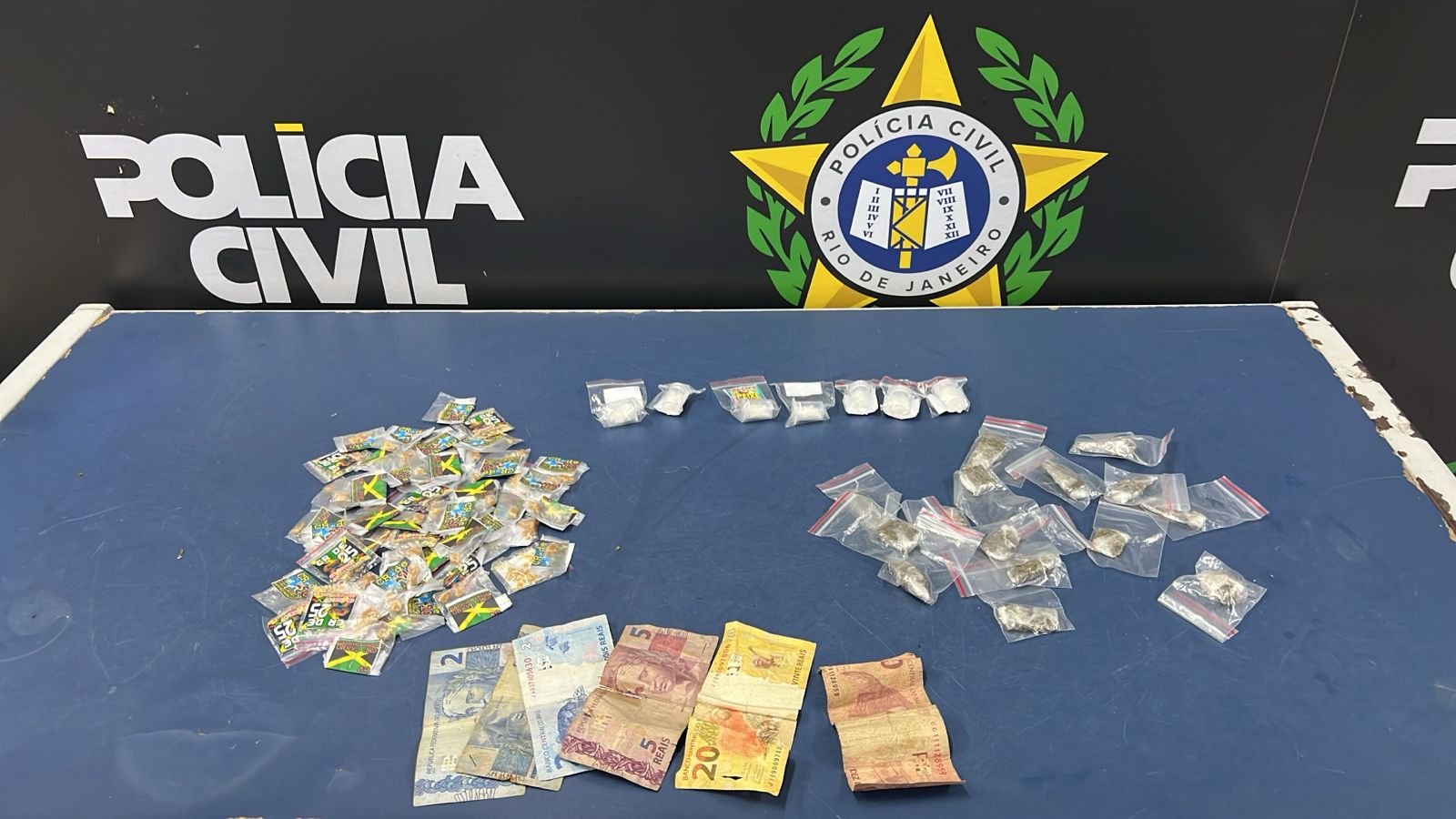 Polícia Civil prende um jovem e apreende um adolescente que vendia drogas no Morro da Caixa d'Água