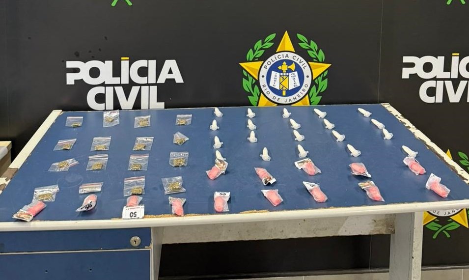 Mulheres do CV são presas com drogas escondidas em baú de motocicleta no Morro da Fortaleza