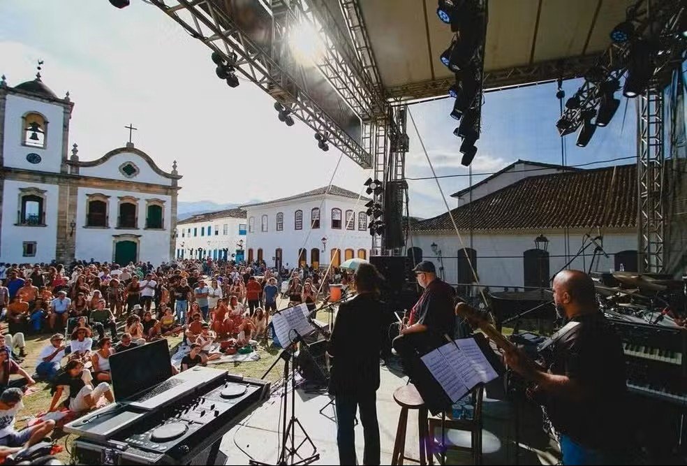 Bourbon Festival Paraty reúne mais de 60 atrações gratuitas no Centro Histórico