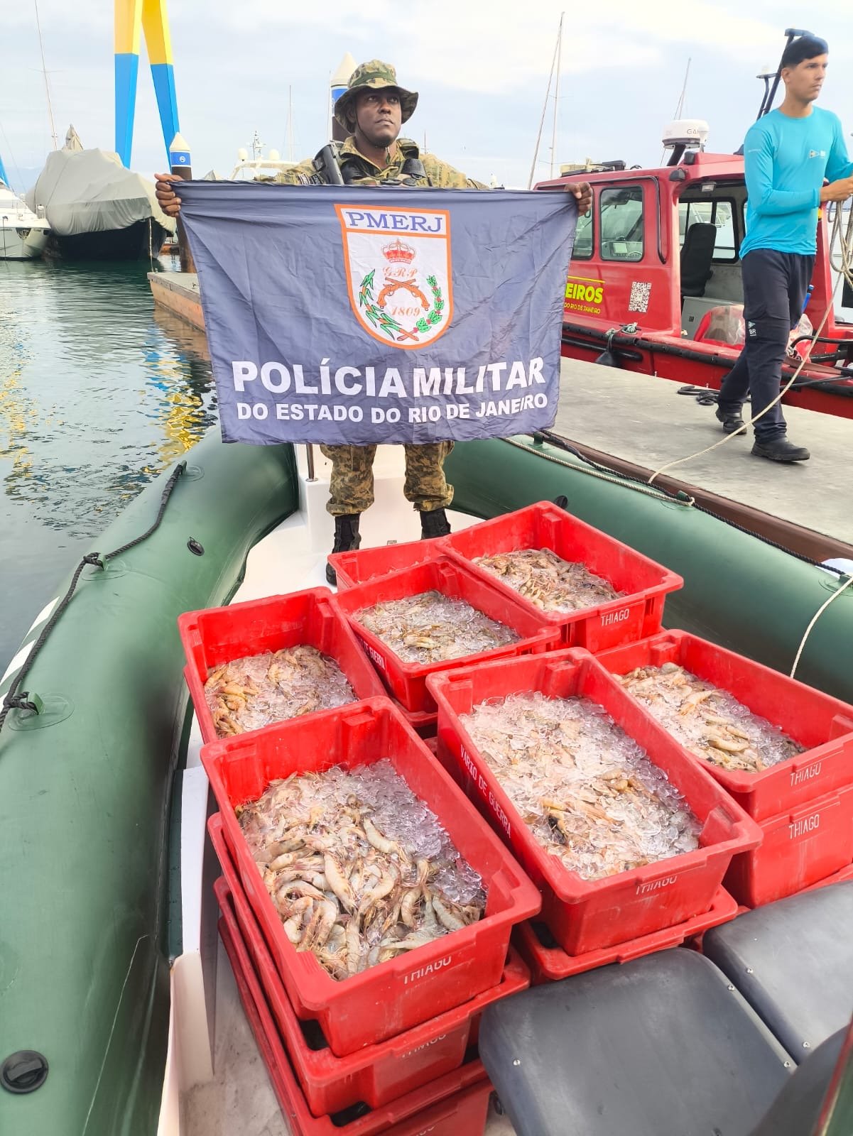 Policiais militares a apreenderem 250 quilos de pescado e camarão em Paraty