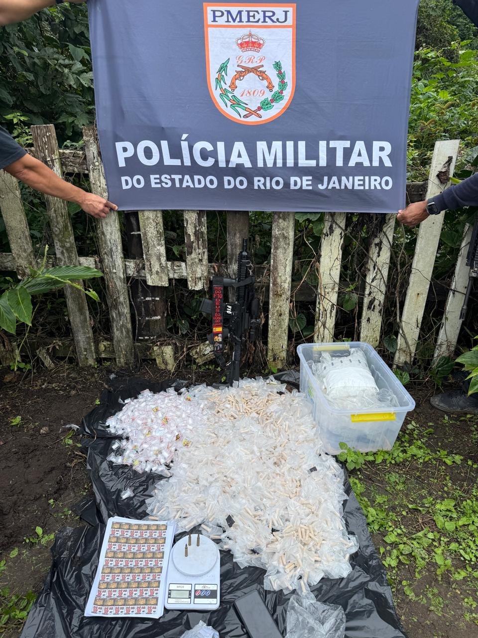 Traficante com fuzil e nove passagens morre em confronto com a PM em Angra