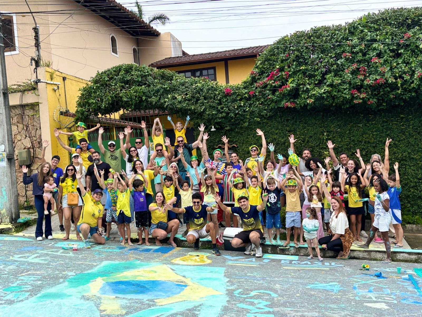 Clima de Copa do Mundo toma conta da cidade com pintura de ruas e troca de figurinhas