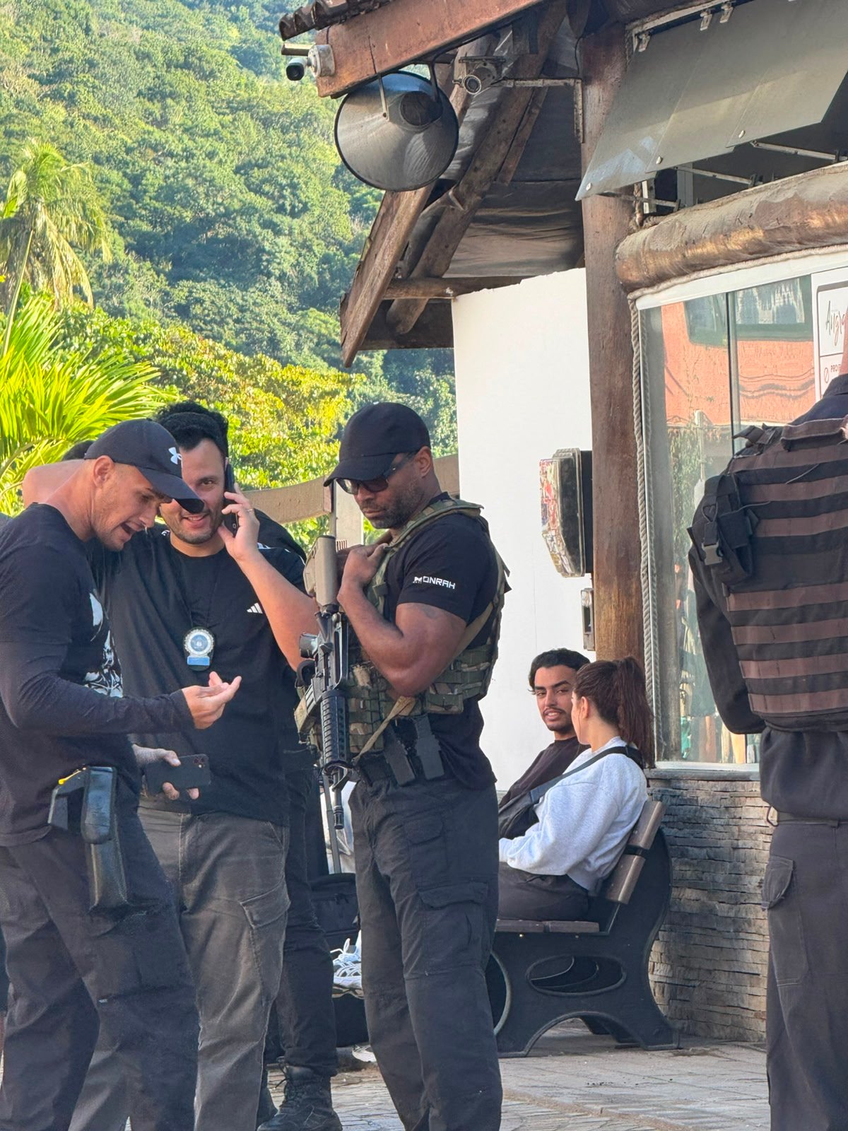 Forças de segurança realizam operação na Vila do Abraão para retirar manifestantes do cais da Prefeitura