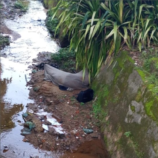 Morador de rua dormindo em valão é confundido com um morto