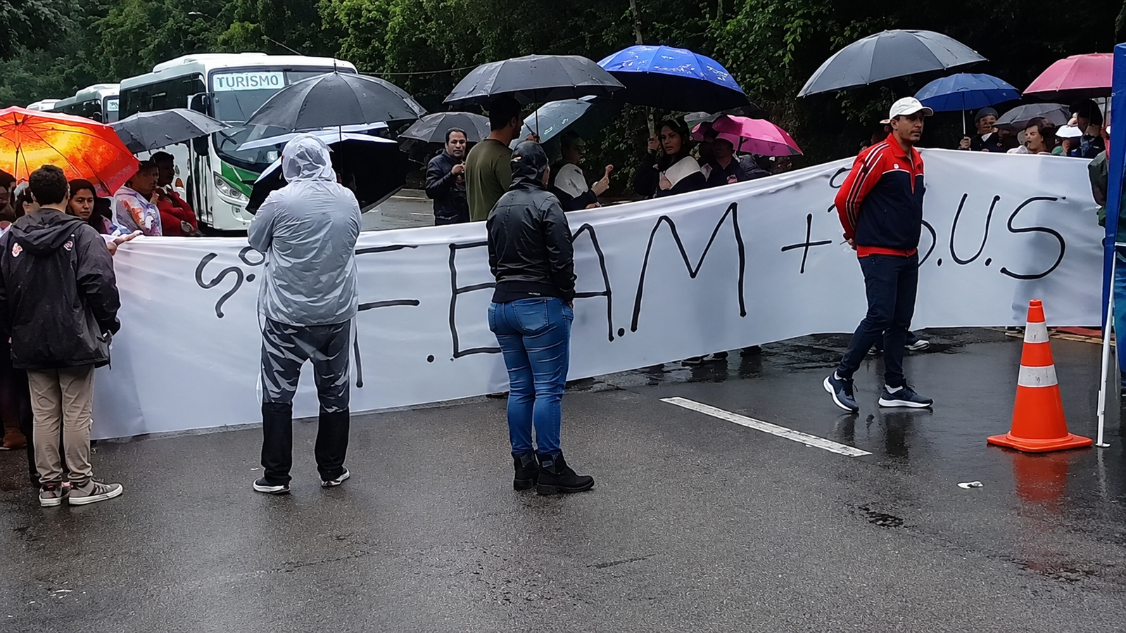 Protesto contra o fechamento da emergência no Hospital de Praia Brava fecha a Rio-Santos