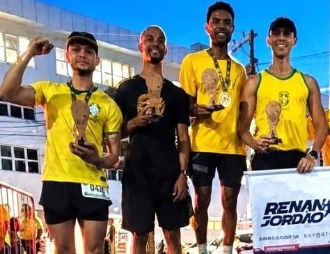 Atletas se vestem de verde e amarelo para a Corrida Estação Brasil Run 5k