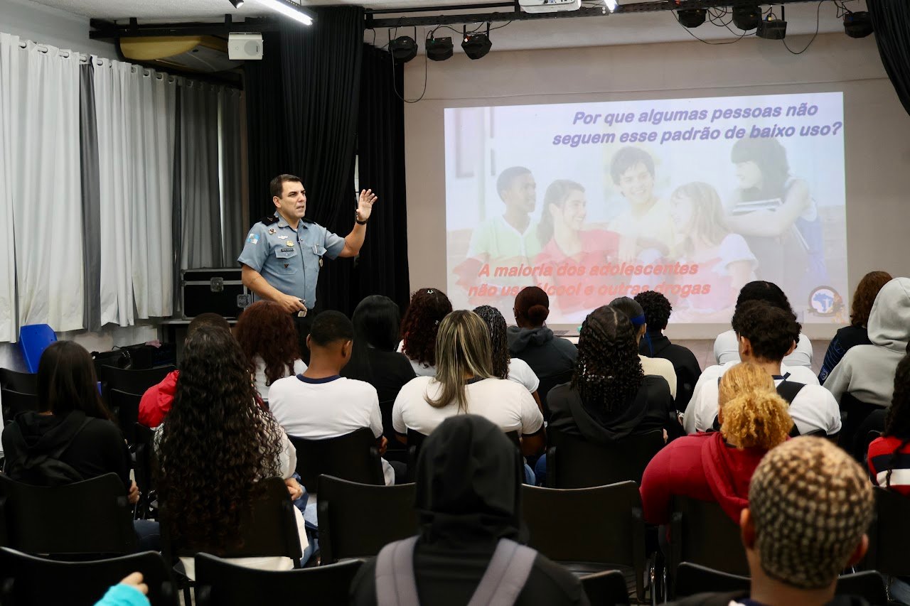 Rio de Janeiro lidera formação nacional de policiais para prevenção escolar