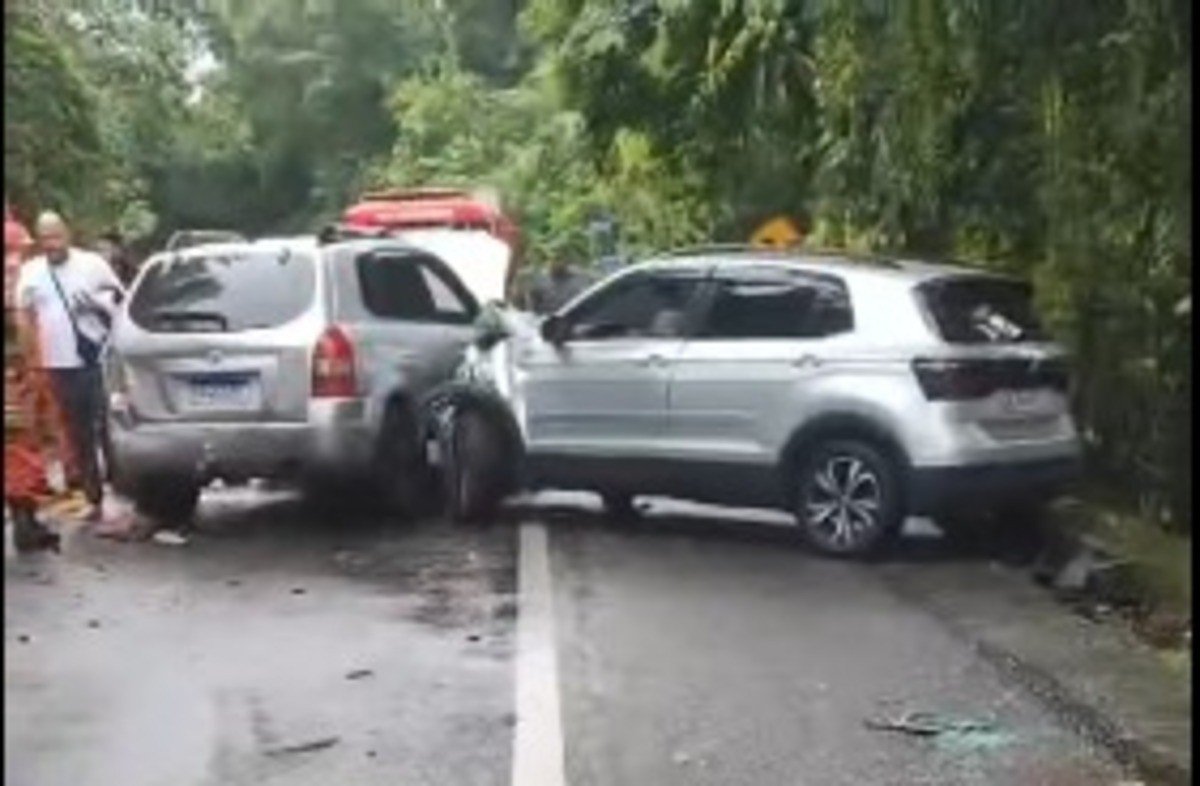 Acidente com quatro veículos na Rio-Santos fere dois e bloqueia pista