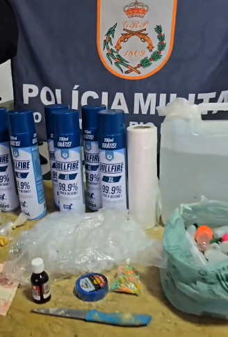 Homem é preso com ecstasy, cocaína e 5 litros de loló em Angra dos Reis