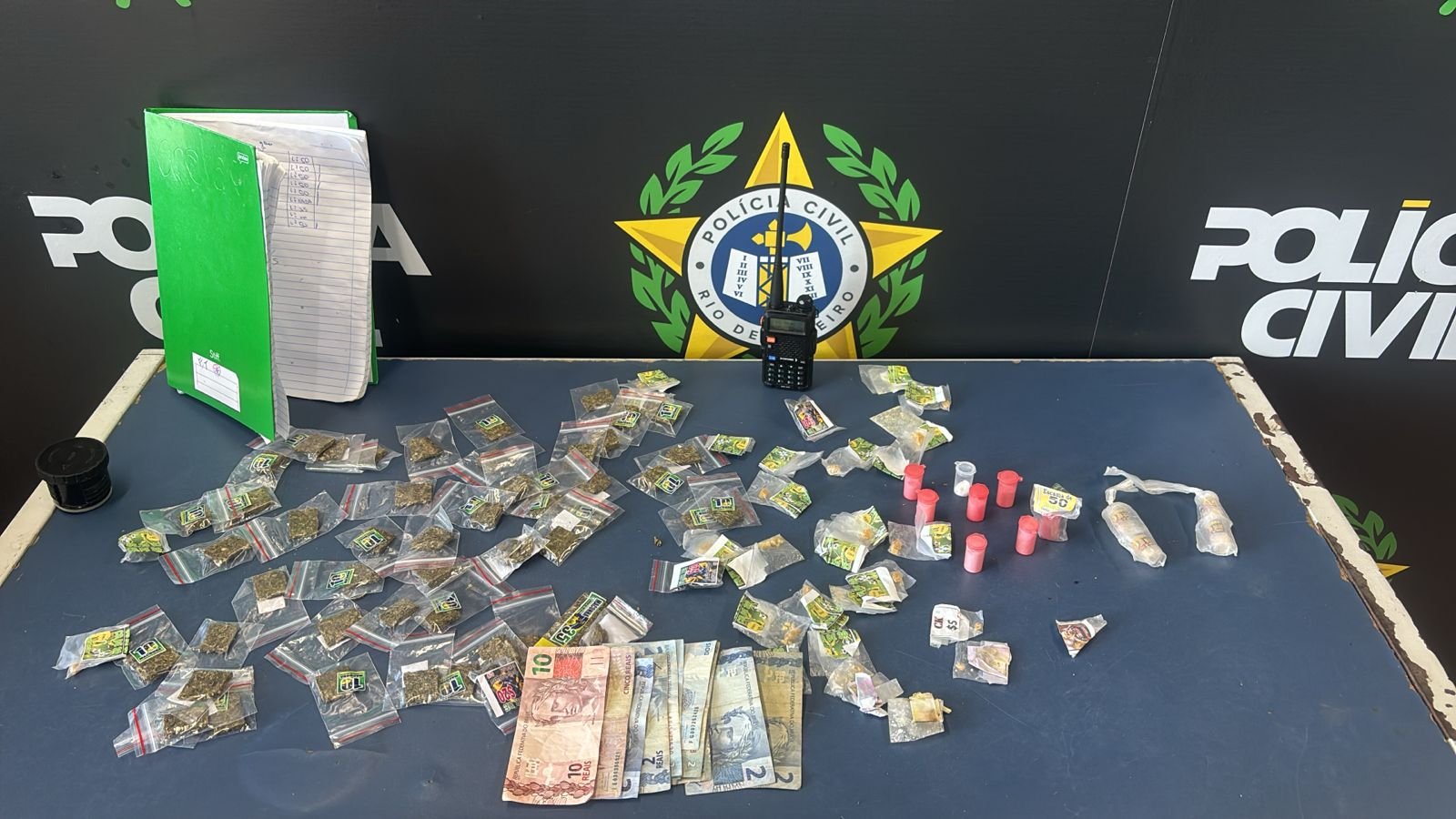 Polícia Civil fecha boca de fumo e prende casal de traficantes no Morro da Fortaleza