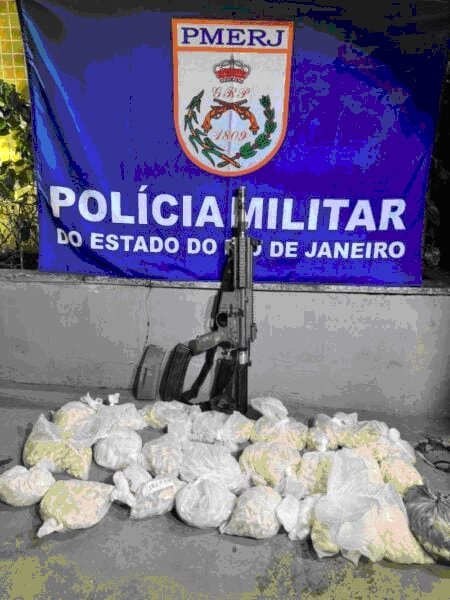 33º BPM apreende fuzil e cerca de 147 kg de drogas em tonel enterrado no Morro do Santo Antônio