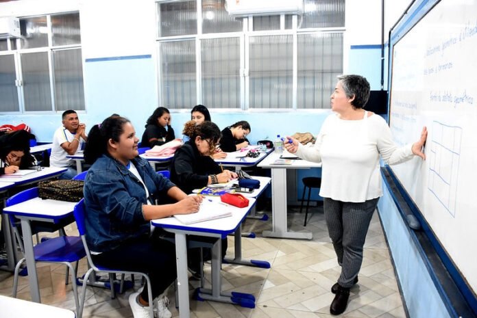 Angra abrirá mais de 300 vagas para pré-matrícula da EJA no 2º semestre de 2026