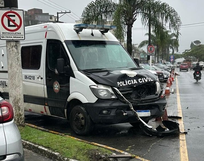 Encheram a cara, bateram no carro da polícia e foram em cana
