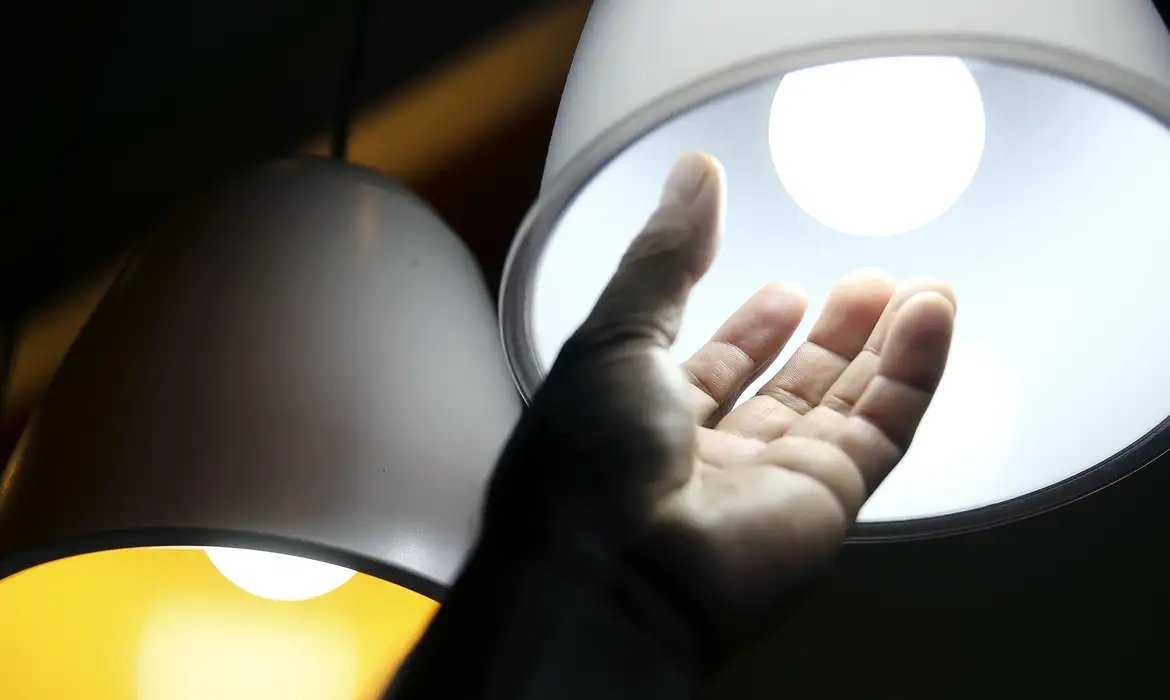 Conta de luz segue com bandeira amarela em julho e pesa no bolso do consumidor