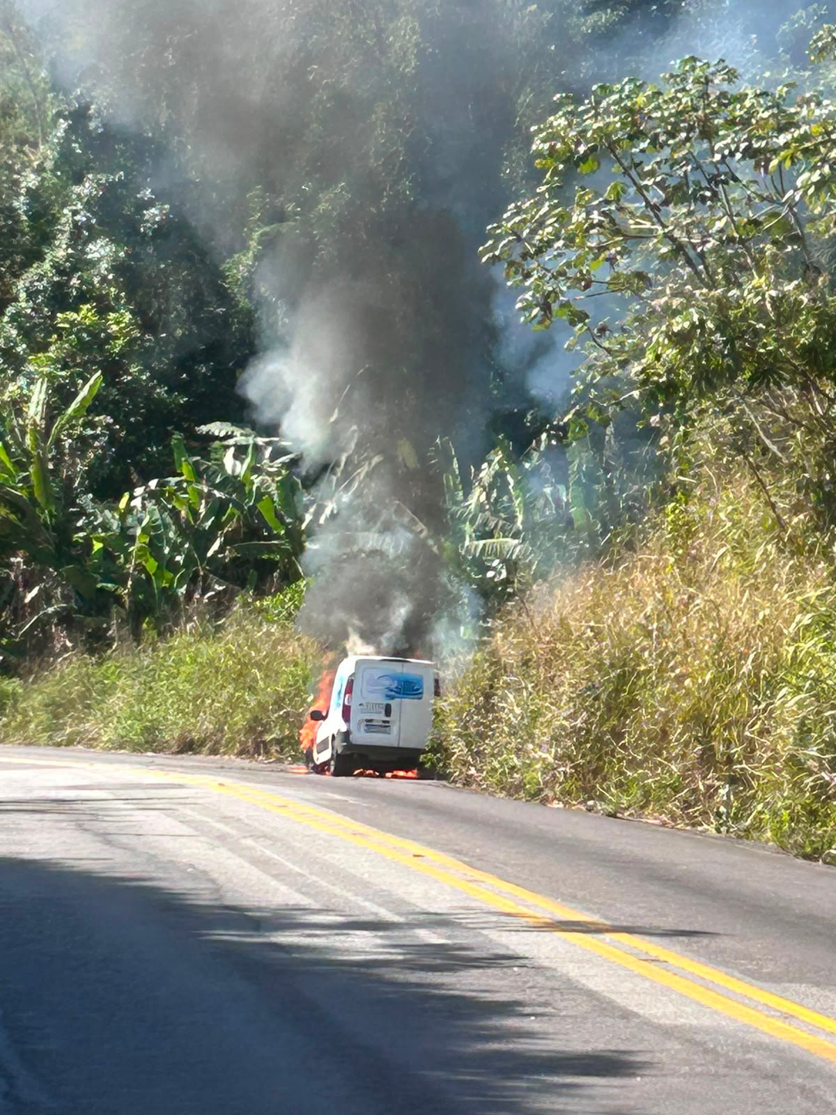 Veículo pega fogo e trânsito para a RJ-155