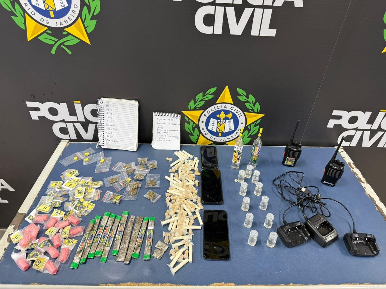 166ª DP prende três traficantes do CV e desmantela boca de fumo no Morro da Fortaleza