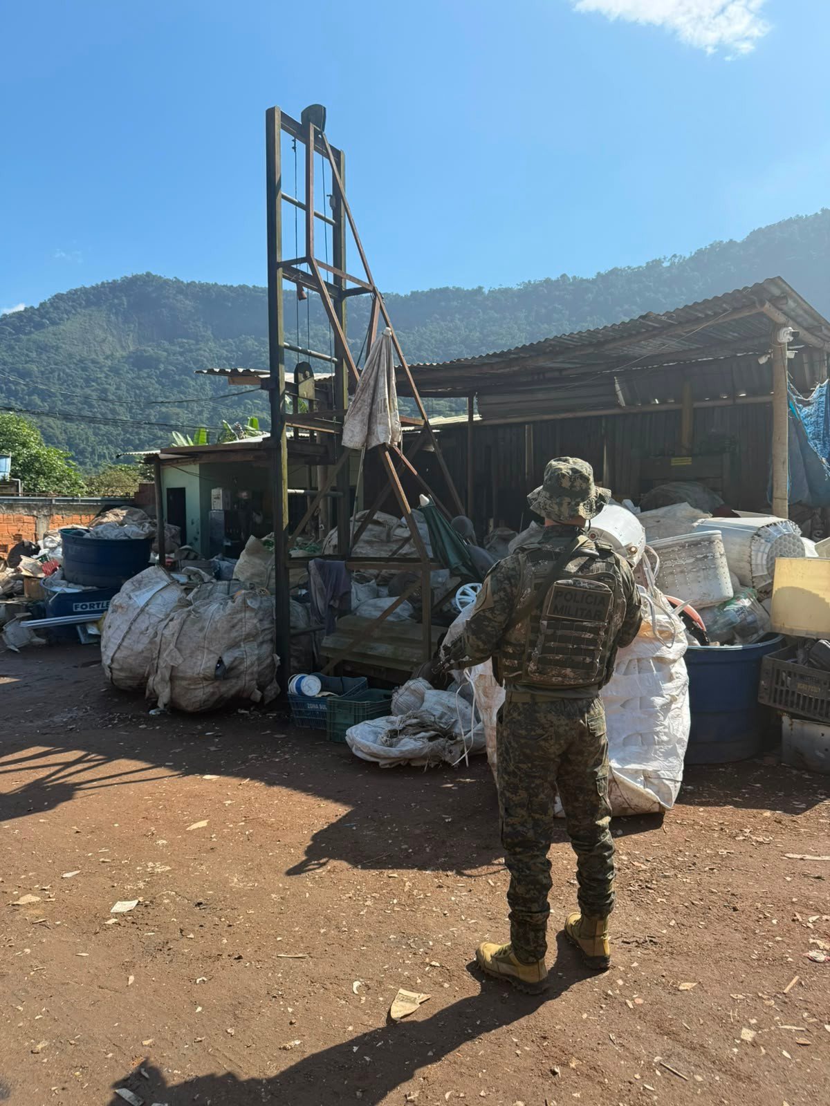 Polícia Ambiental fecha ferro-velho clandestino em Angra dos Reis