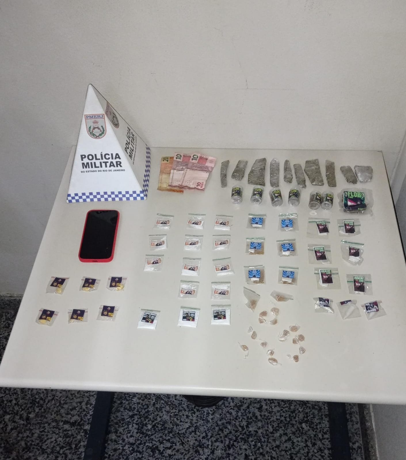 2ª CIPM prende  um e apreende uma quantidade variada de drogas na Mangueira