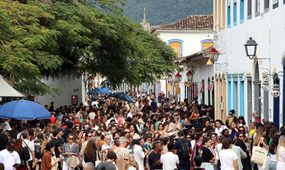 Flip 2026 desafia crise e bate recorde de público com 40 mil visitantes em Paraty