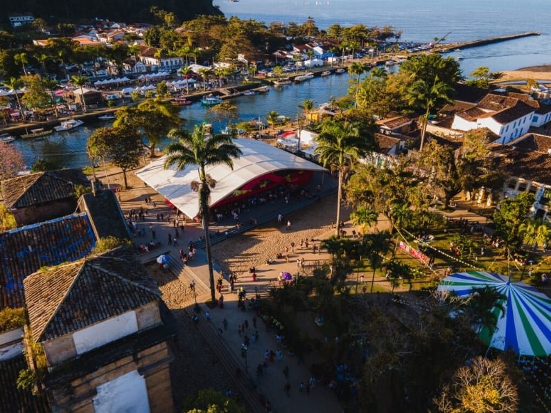 Energia restabelecida no Rio após vendaval; Paraty em fase final de reparos