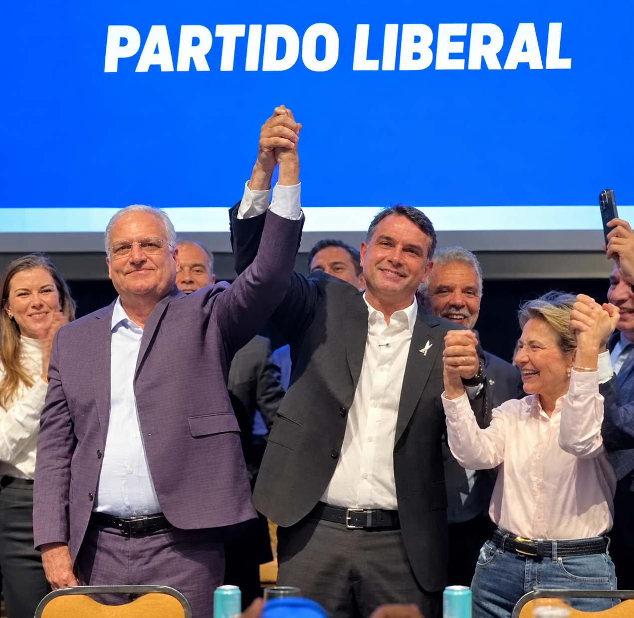 Flávio Bolsonaro anuncia Alfredo Gaspar como vice em sua chapa presidencial