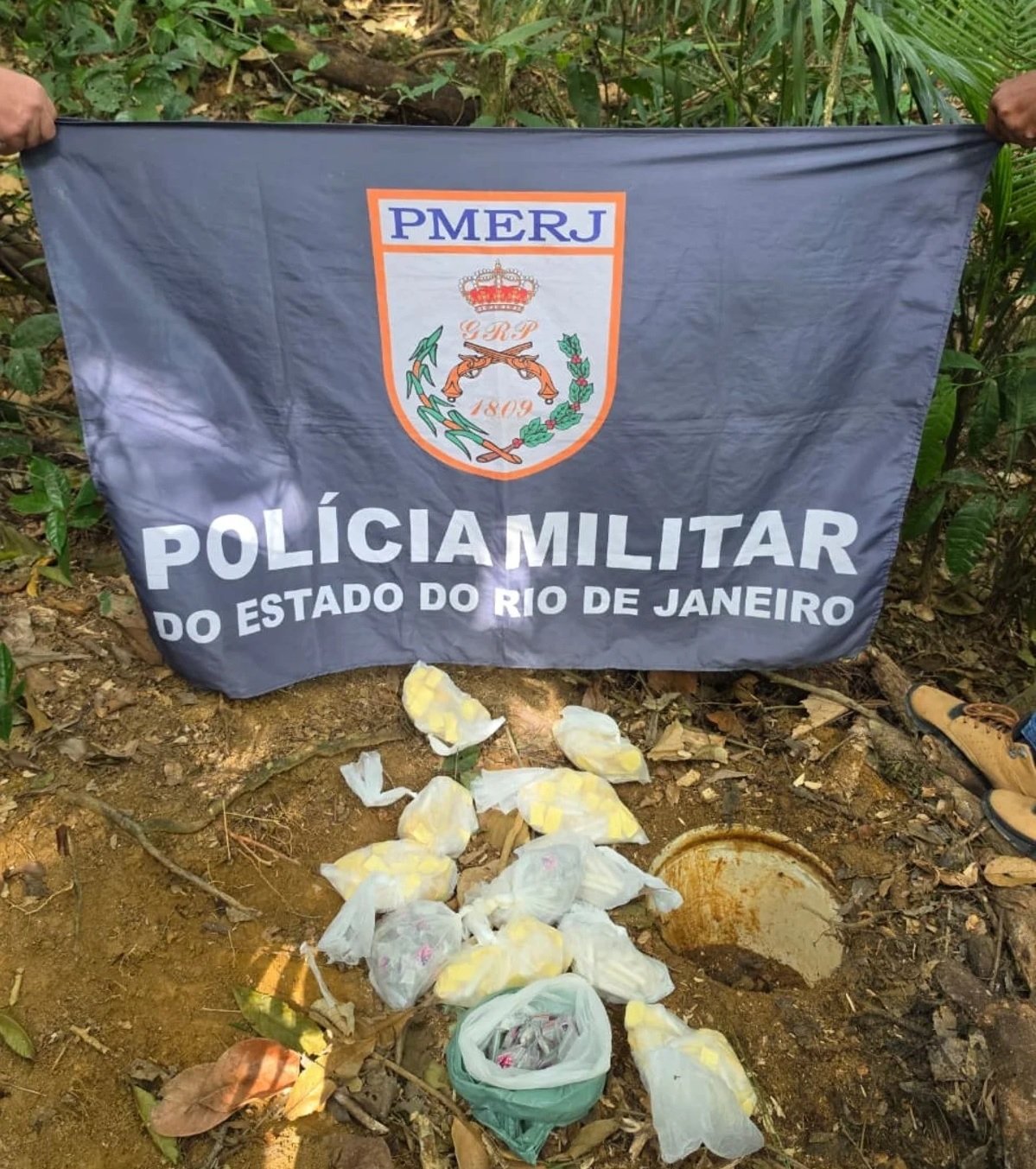Polícia prende um e desenterra grande quantidade de drogas em Angra dos Reis