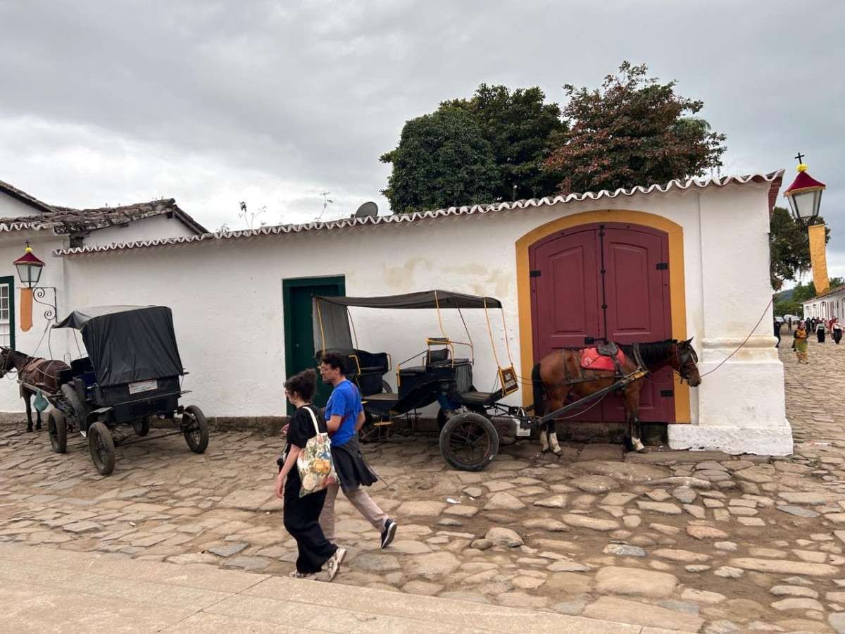 Charretes a cavalo ignoram lei e geram polêmica em Paraty