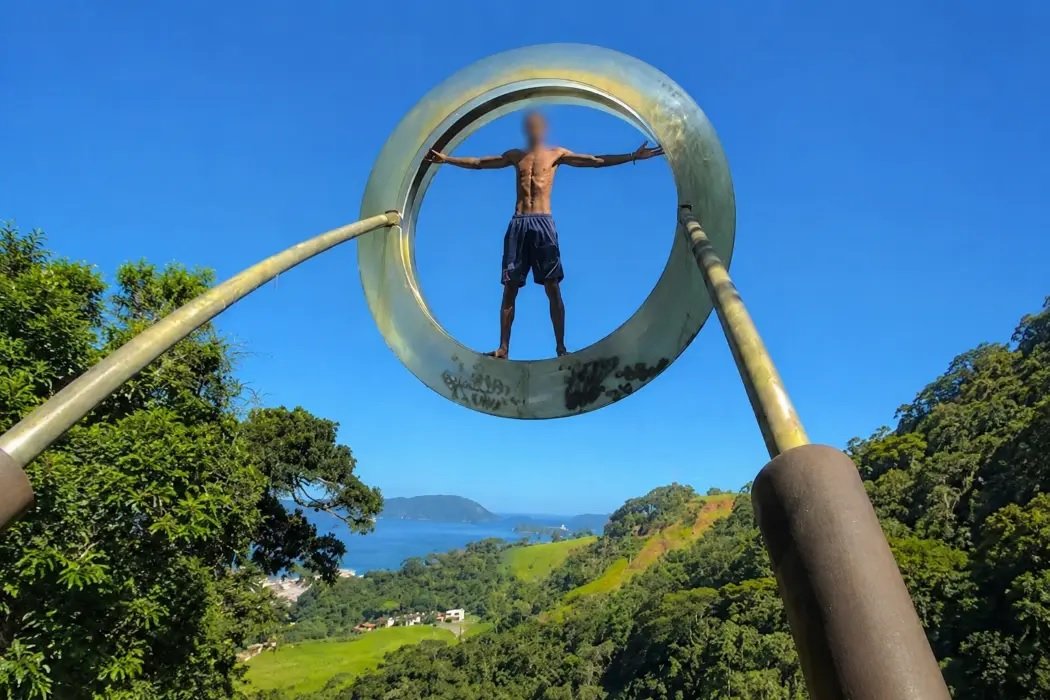 Prefeitura de Mangaratiba repudia homem que escalou escultura em Muriqui