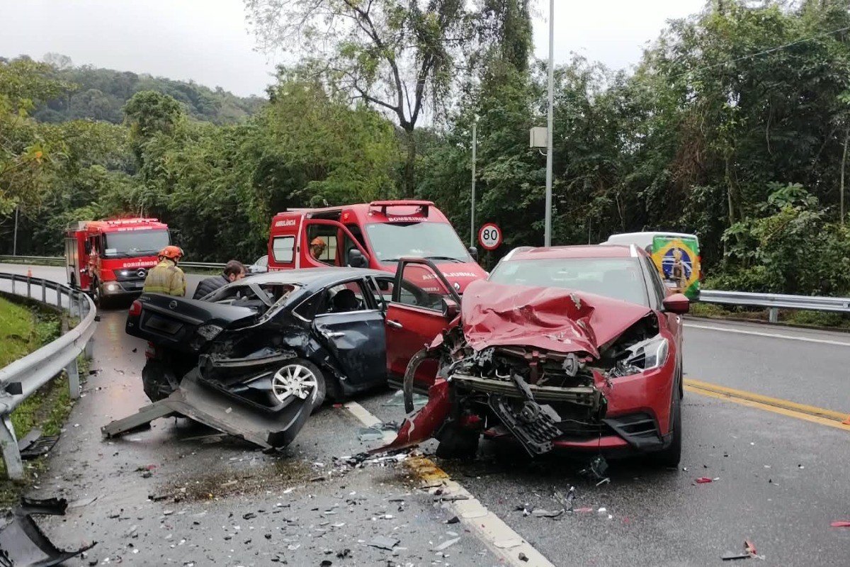 Colisão entre carros deixa duas pessoas feridas na Rio-Santos